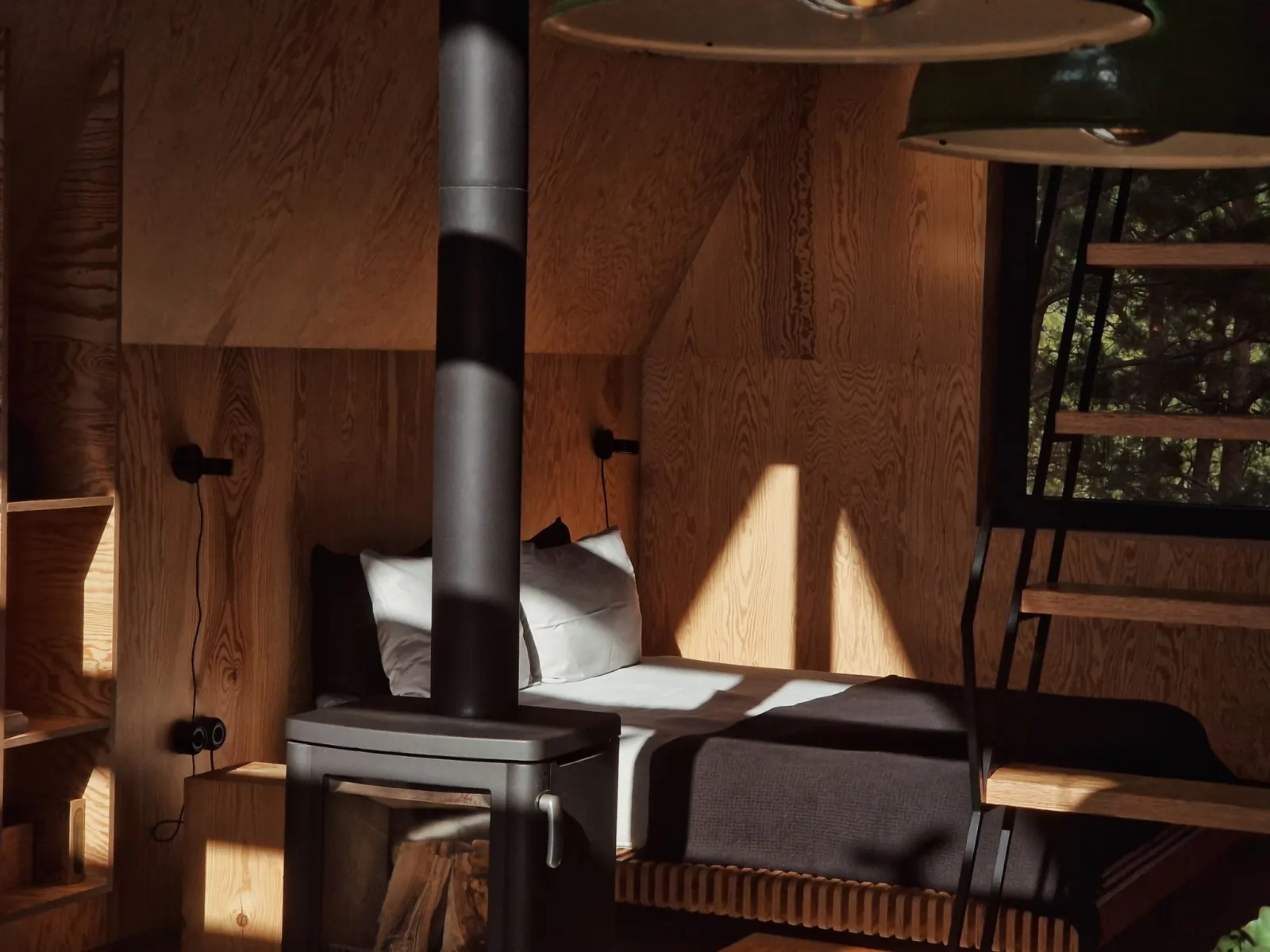 Šalia lovos rusenanti malkinė krosnelė